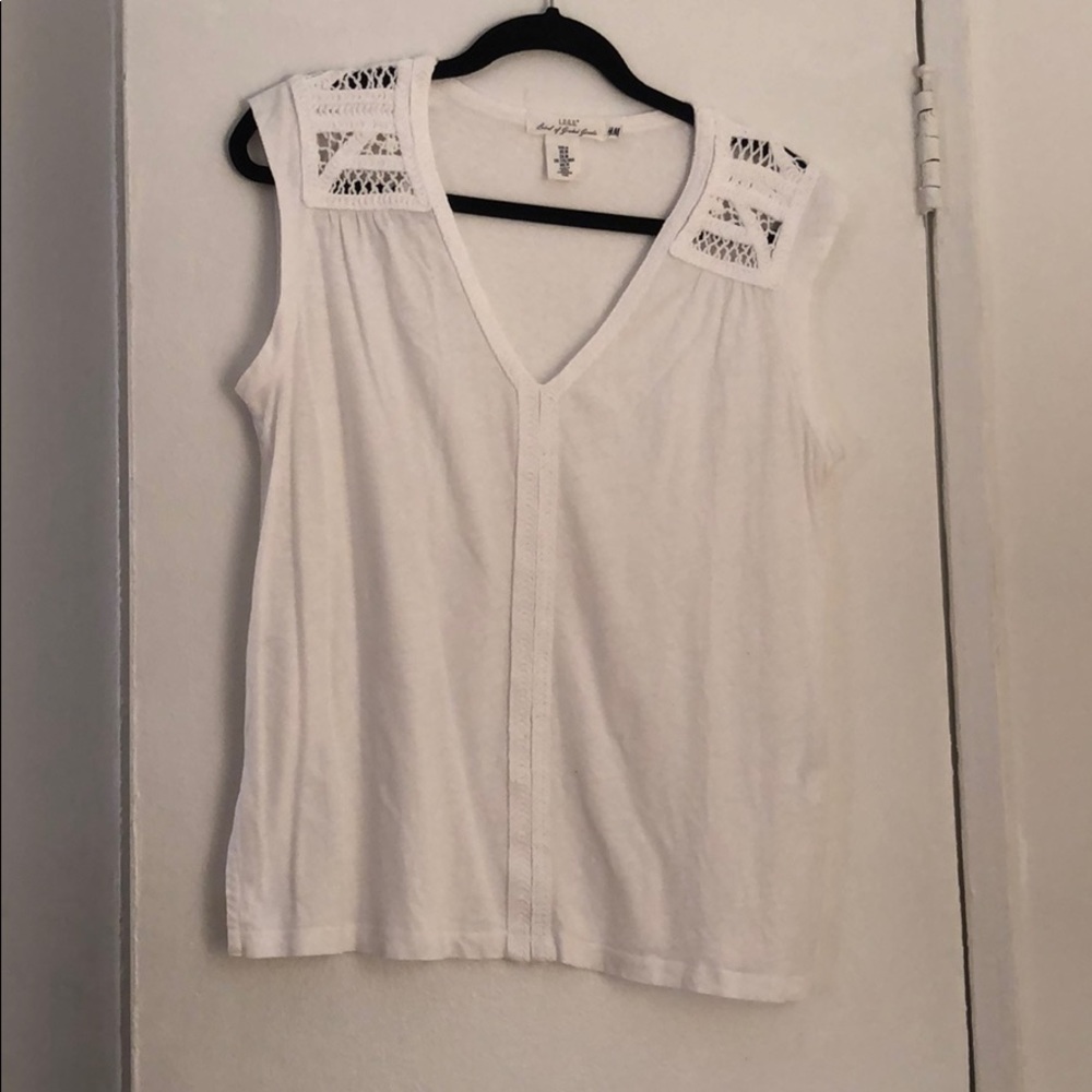 Whit shirt with crochet details